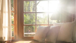 Sala iluminada com decoração emocional e elementos de neuroarquitetura